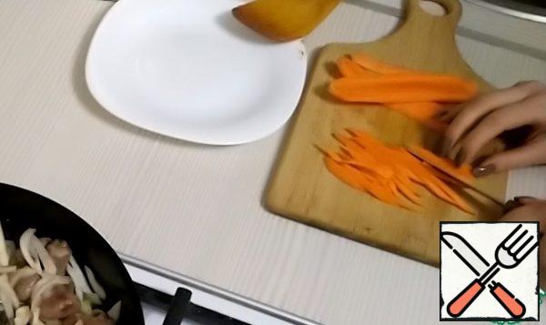 Meanwhile, cut the carrots into strips.