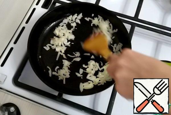 Heat the vegetable oil in a frying pan.
Fry the onion until golden brown.