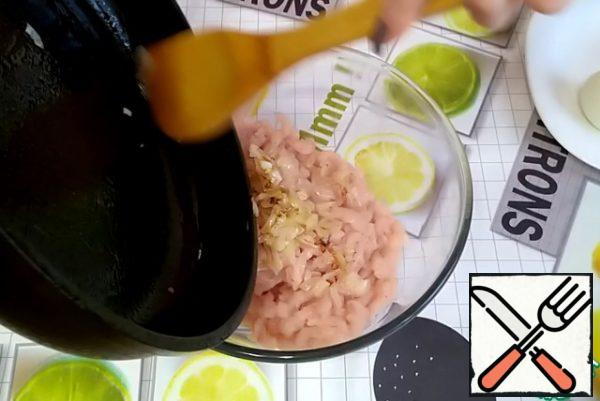 Put the onion in the chicken mince.
