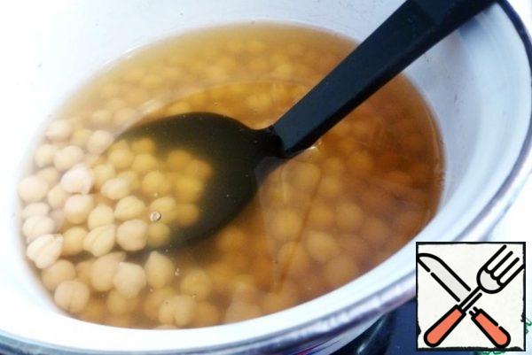 Prepare the ingredients for the snack. Chickpeas are listed boiled, not by weight, but by volume, equal to 700 gram cans.
From spices, you can take Provencal herbs, cumin, dry dill, etc. Soak the chickpeas for at least 4-5 hours and cook until tender, focusing on the cooking instructions on the pack.
To prepare the billet, fill a jar with boiled chickpeas, with a volume of 700 ml.