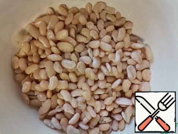 A glass of beans should be soaked overnight in water. Then boil the beans.