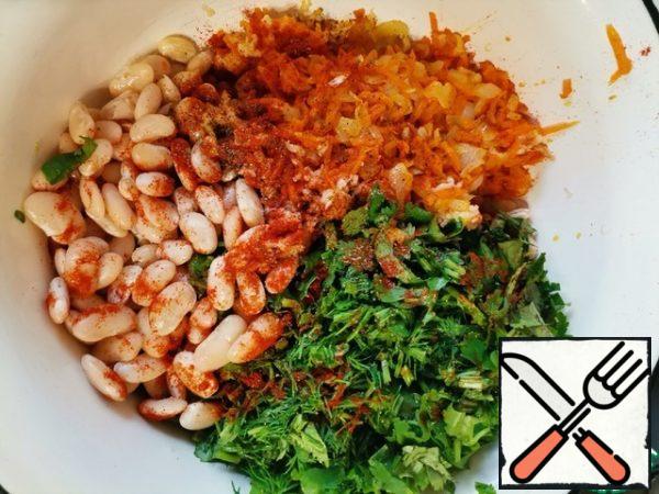 In a bowl, put all the ingredients: beans, herbs, passaged onions and pumpkin, garlic passed through a press, a little chili pepper, salt and smoked paprika to taste.