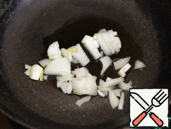 Cut the onion into cubes and fry in vegetable oil until transparent.