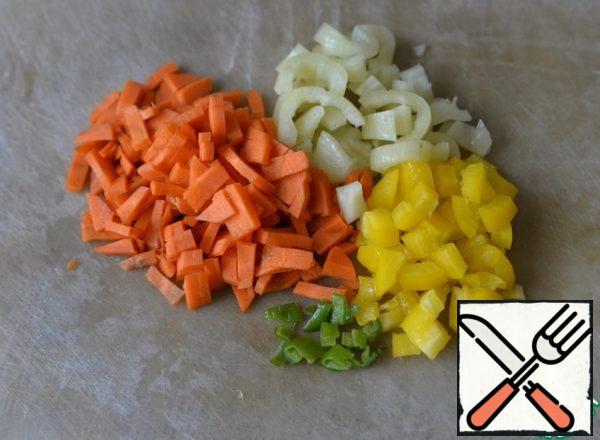 Vegetables are washed, cleaned. Carrots are three or finely chopped, I prefer slicing.
Pepper cut into cubes or strips, I have different colors, including green burning.