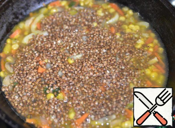 Evenly pour out the buckwheat, pour boiling water. I do not pour out all the boiling water at once, it may take less, it is better to top up later. Bring to a boil and cook over medium heat for 20 minutes.