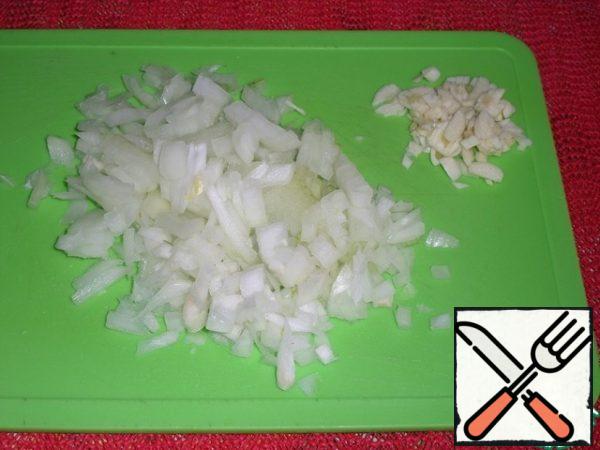 Peel and chop the onion and garlic.