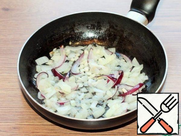 Peel the onion and garlic, cut the onion into cubes, and finely chop the garlic. In the heated vegetable oil, fry the onion, after 2 minutes add the garlic, fry until "transparent". Add to the pan savory I have dry, ground.