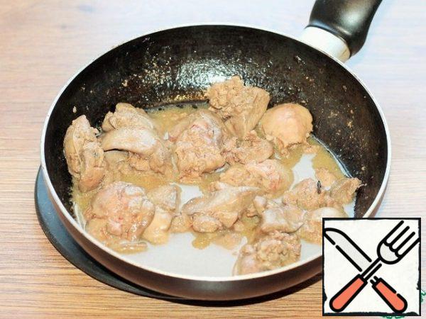 We clean the chicken liver and wash it. I removed a small amount of fat. Do not cut it, leave it in pieces. In the butter (20 g) and the remaining vegetable oil, fry the liver over medium heat for 5-6 minutes, stirring occasionally. Fry the liver in the pan where the onion and garlic were browned.