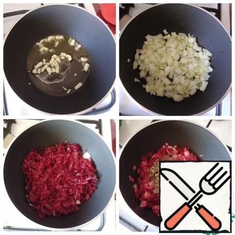 In a saucepan, I poured the oil, warmed it up and put the finely chopped garlic. After a minute - finely chopped onion. Gilded it. I grated the beets on a medium-sized grater and sent them to the onion. Then cook for 10 minutes with minimal heat under the lid. Then I laid out the spices. I have basil, rosemary, thyme and sweet paprika. Mixed it up. Then I waited a couple more minutes. If someone does not like some herbs, then do not put them.