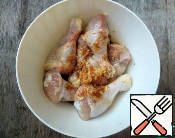 Wash the chicken drumsticks and dry them with a paper towel. Add to them olive oil (2 tbsp.), soy sauce, lemon juice, garlic, squeezed through a press and spices. Mix well.