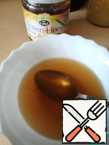 Mix vinegar with honey and add a quarter of a teaspoon of salt.
