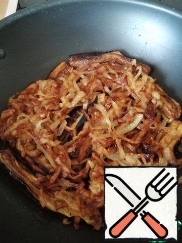 In a clean frying pan, put the eggplant and onion. Pour vinegar with honey and add 180 ml of warm water. On high heat, we evaporate the liquid until it is completely absorbed.