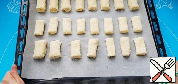 We put the tubes on a baking sheet covered with parchment and send them to a preheated oven for 20 minutes. Be guided by your oven. The main thing is not to overdo it, so that they are not hard.
