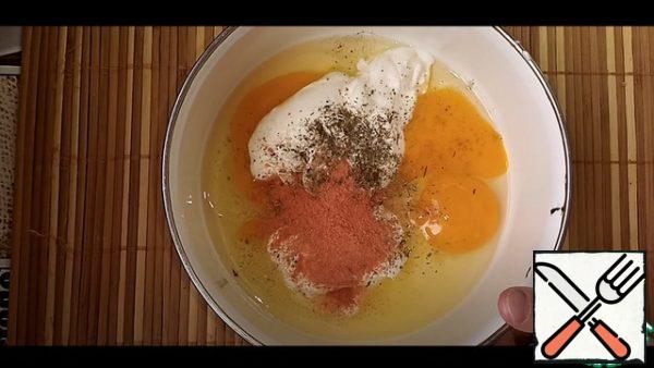 In a bowl, I drove 2 chickens. Eggs added 6 tbsp. l sour cream, then salt, dried dill and paprika, all mixed well.