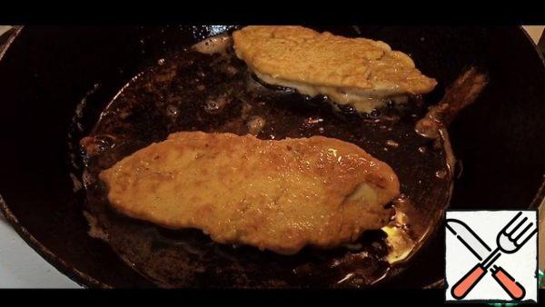3) Preheated a frying pan with vegetable oil. The beaten chicken fillet was released into the batter, rolled it in two directions, then transferred to the pan. And fry for 2-3 minutes until the crust.