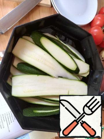 Cut the zucchini into slices.
Soak in salt water for 15 minutes, then rinse and dry with napkins.