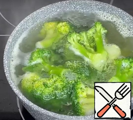 Add the broccoli to the soup and cook for 10 minutes. If the broccoli is frozen, then they must be pre-cooked and then added to the soup, in which case it is not necessary to cook them again.
