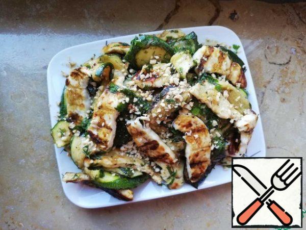 At the very end, cut the cheese into plates and also fry on the grill or grill pan. Crack the nuts. Mix the cheese with the zucchini and sprinkle with the nuts.
Bon Appetit!