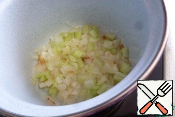 Cut the onion, garlic and celery into pieces and fry in vegetable oil until soft.
I fry immediately in a saucepan, where the soup will be cooked.