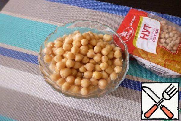 Chickpeas for soup should be cooked in advance. By the way, the amount of chickpeas in the soup depends on your desire, if you want it thicker, then put more.