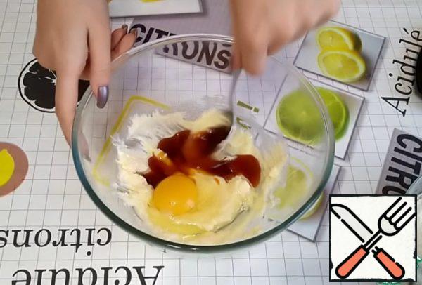 Add liquid honey, break 1 egg.
Mix everything well.
