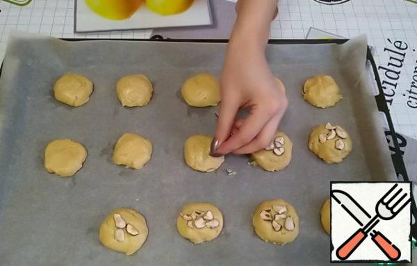 Part of the cookies will be decorated with chopped hazelnuts. You can decorate as you wish.
We send it to the preheated oven to 180 degrees for about 15 minutes.