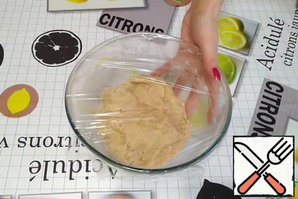 Cover it with plastic wrap and put it in the refrigerator for 1 hour so that the dough hardens, and it is convenient to form cookies.