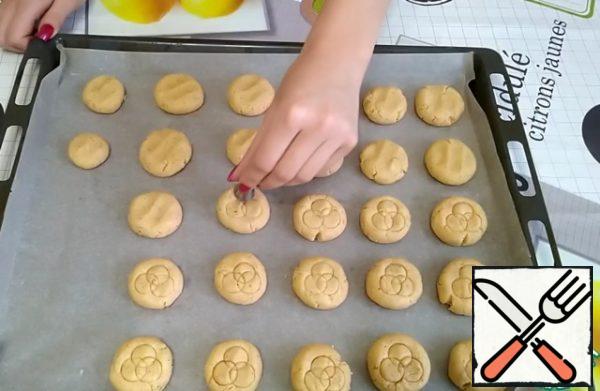 On the cookies, I will make a pattern with a regular cream nozzle.