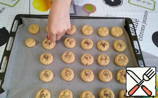 I'll sprinkle them with poppy seeds.
We send it to the preheated oven to 180 degrees for about 15 minutes.