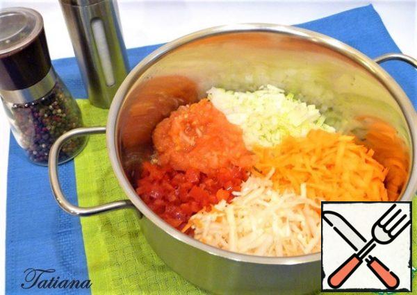 For a delicious and rich vegetable broth, use more varieties of vegetables. Prepare the vegetables: finely chop the onion and pepper (if fresh), carrot, celery root and tomato, grate on a coarse grater. In a saucepan (~ about 3 liters), in a small amount of vegetable oil, put out the vegetables for 5-7 minutes under the lid, at medium heat, immediately add a little salt and pepper.