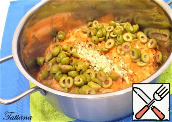 Cut the pitted olives into rings, add them to the pan with the vegetables, and
also add the dried (chopped vegetables). Cook under the lid for another 5-7 minutes.