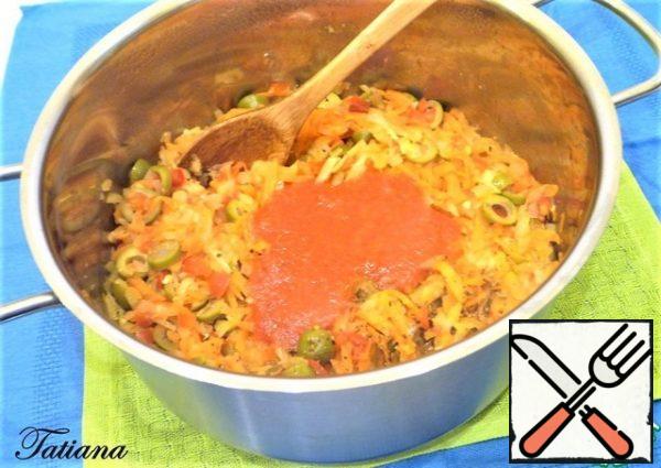 Next, pour the tomato puree into the vegetable dressing, cook for another 3-5 minutes.