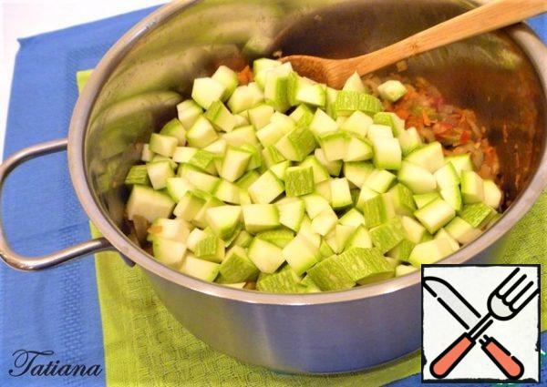 Prepare the zucchini : cut into cubes (in ingr. the weight of a whole zucchini)from a young zucchini, the skin can not be cut, and the seed part is better not to use (so that it does not turn the soup-pickle into a porridge-like appearance). In a saucepan with vegetables, put the chopped zucchini (on top of the zucchini, add a little salt and pepper)...