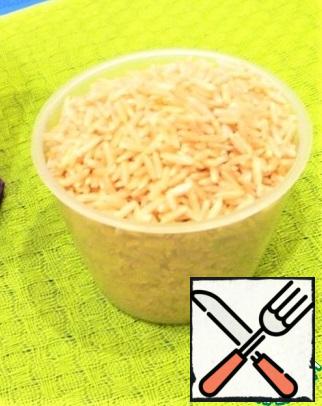 ... and brown rice (wash), pour a couple of tablespoons of oil over the rice, mix the contents of the pan, the rice should be soaked in vegetable dressing.
Pour in hot water (boiling water) ~1.5 liters, cook the soup until the rice is ready, 30 minutes.