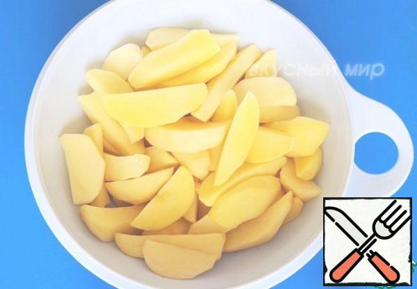 The potatoes will be used to cook potatoes in a rustic way without the peel. Peel and wash the potatoes. Cut the potatoes into slices.
To do this, cut each potato in half and cut each half lengthwise into slices.