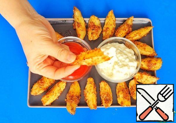 The potatoes are ready! It is better to serve hot, do not wait until it cools down. Tomato and cheese sauces, as well as sour cream and garlic sauce are suitable for potatoes.