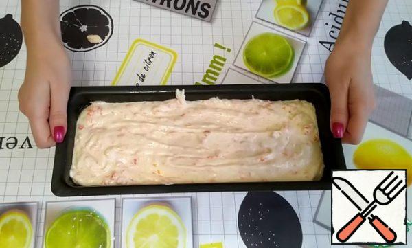 A rectangular baking dish is oiled. I have a size of 30 x 11 cm.
Pour the dough into the mold, level it.
We send it to the preheated oven to 200 degrees for about 50-60 minutes.