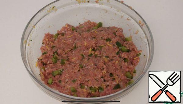 In the minced beef, add the fried paprika with onion, ground cracker, salt, black pepper, cheddar cheese, chopped parsley, chicken egg, milk, mix everything well