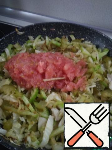 Add tomato paste.
I didn't have any this time, so I peeled off three tomatoes and grated them.
Fry until the radish is ready