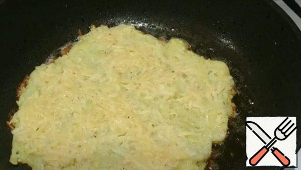 Fry large round potato pancakes around the entire diameter of the pan.