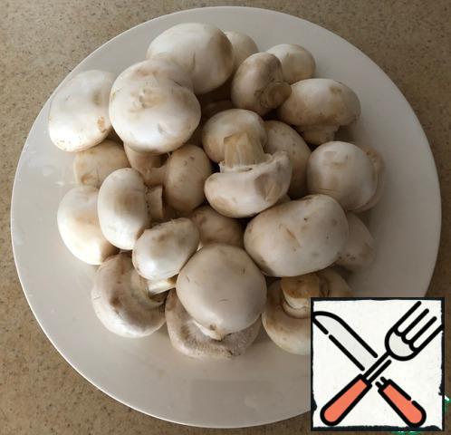 Wash, peel and chop the mushrooms into thin slices.