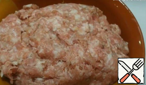 Season the minced meat and knead it.