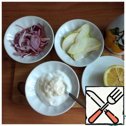 The first thing to do is to marinate the onion. Red onion cut in half and cut one half lengthwise, long thin "scales". Put in a bowl, pour water with vinegar with added sugar. Let it stand while we prepare the following ingredients. Sour cream is combined with horseradish. I have horseradish with cream, it is not so "evil" and I put 3 tsp to taste. Put horseradish to your taste. Cut the apple into thin slices, removing the middle. I cut half an apple at the rate of 6 sandwiches of 4 thin slices. To prevent the apple slices from darkening, I sprinkled them with a little lemon juice. In a sandwich, they will retain their beautiful and fresh color. It is also good to cut an apple with a ceramic knife, it does not oxidize for a long time. From herring, you need to make a fillet, if it is not ready. The pieces need to be cut into 1 bite.
