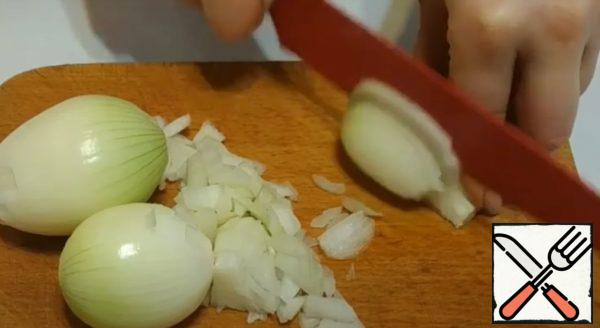 Preparing the fill:
Finely chop 3 onions and fry in vegetable oil.
Mushrooms are cleaned, cut into thin slices.
