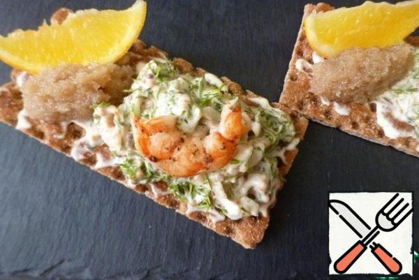 Grease the loaves with a thin layer of mayonnaise. Spread the shrimp mass on one side. On the other side, put a spoonful of salted herring caviar and a slice of lemon.
Traditionally, the Swedes use caviar of grouse or catfish, but I think any one will do. The main thing is that you have a delicious meal.
