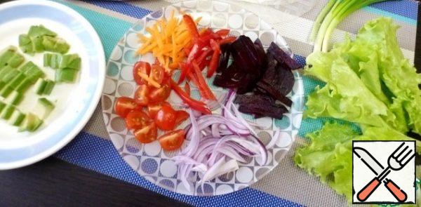 For vegetable spring rolls, you can take any set of vegetables that you like.
Cook the beets. Peel the avocado, slice it and sprinkle with lemon juice. Lettuce leaves cut into pieces.
Cut all the vegetables into strips, cut the tomatoes into quarters.