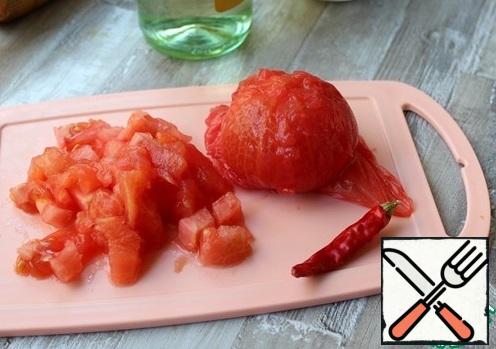 Tomatoes scald with boiling water, pour cold water, remove the skin, cut into small cubes.