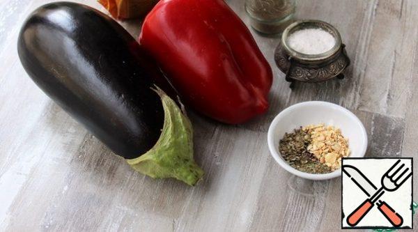 Wash the eggplant and pepper. It is advisable to take a fleshy pepper. Prepare all the spices.