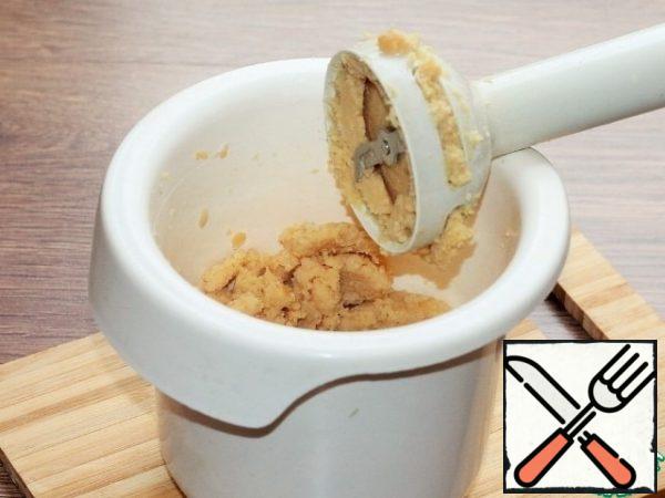 We transfer the boiled chickpeas to the bowl of a blender, add the peeled slices of baked garlic and 50 ml of pea broth. Grind the products with a blender until smooth. Add salt, pepper, balsamic and paprika to the pate.
