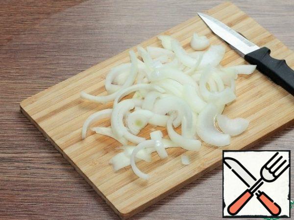 Peeled onions cut into half rings and fry in vegetable oil.